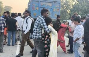 लालकुआ 👉 ओवरलोड वाहन के टकराने से बाइक सवार की दर्दनाक मौत