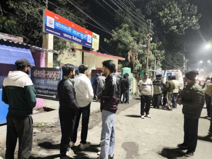 बिंदुखत्ता लालकुआं 👉 सरे बाजार व्यापारी से हुई मारपीट को लेकर 👉 बिंदुखत्ता की महिला ने लगाया व्यापारी पर छेड़छाड़ का आरोप पुलिस जुटी जांच में