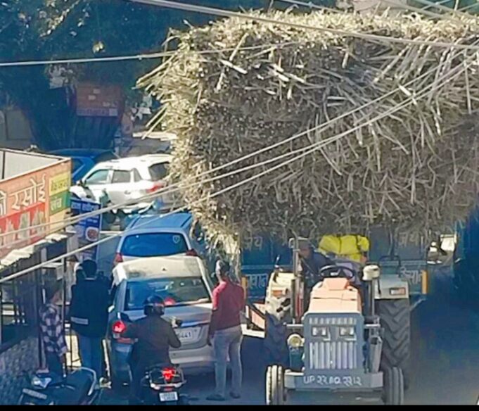 उधम सिंह नगर 👉 किच्छा🥺🥺 ओवरलोड वाहन चीनी मिल के दुर्घटना का शिकार होती आम जनता
