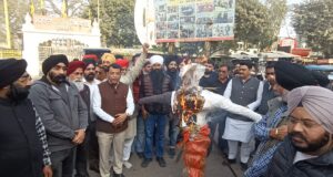 सिख समाज ने फूका कांग्रेस नेता हरक सिंह रावत का पुतला कि गिरफ्तारी की मांग, सिख समाज पर दिये विवादित बयान पर दिखा भारी आक्रोश!