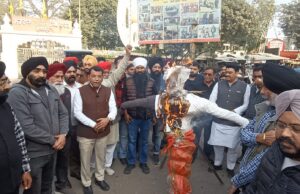 सिख समाज ने फूका कांग्रेस नेता हरक सिंह रावत का पुतला कि गिरफ्तारी की मांग, सिख समाज पर दिये विवादित बयान पर दिखा भारी आक्रोश!