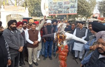 सिख समाज ने फूका कांग्रेस नेता हरक सिंह रावत का पुतला कि गिरफ्तारी की मांग, सिख समाज पर दिये विवादित बयान पर दिखा भारी आक्रोश!