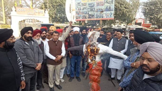 सिख समाज ने फूका कांग्रेस नेता हरक सिंह रावत का पुतला कि गिरफ्तारी की मांग, सिख समाज पर दिये विवादित बयान पर दिखा भारी आक्रोश!
