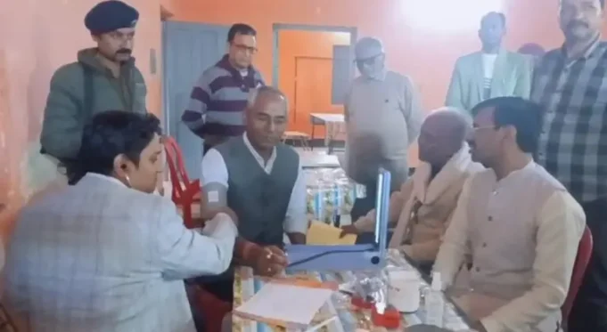 लालकुआँ में अम्बेडकर महापरिनिर्वाण दिवस पर👉 लगा स्वास्थ्य शिविर 👉 245 लोगों की जांच में मौजूदा विधायक मोहन बिष्ट ने भी कराई जांच