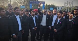 गलत पहचान पर वकील को उठा ले गई पुलिस, हंगामे से थमा हाईवे,दोषियों पर कार्रवाई की मांग