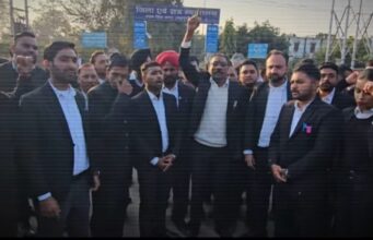गलत पहचान पर वकील को उठा ले गई पुलिस, हंगामे से थमा हाईवे,दोषियों पर कार्रवाई की मांग