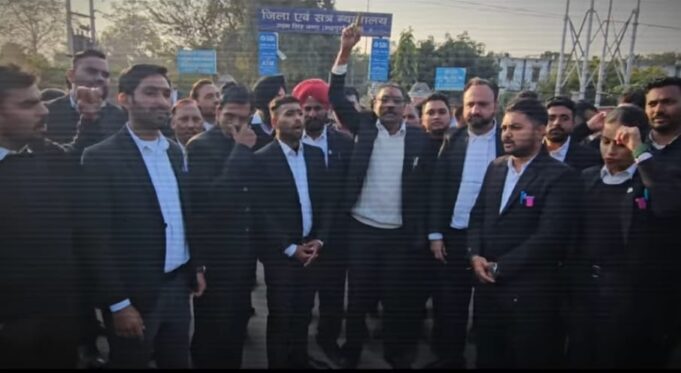 गलत पहचान पर वकील को उठा ले गई पुलिस, हंगामे से थमा हाईवे,दोषियों पर कार्रवाई की मांग
