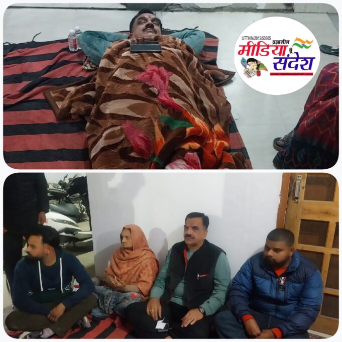 समर्थक पर हमले के विरोध में देर रात तक चौकी में धरने पर बैठे ठुकराल