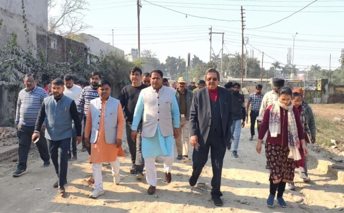 महापौर ने निर्माणाधीन बस टर्मिनल का किया निरीक्षण जल्द शुरू होगा बस टर्मिनलः विकास शर्मा बस टर्मिनल की जद में आ रहे व्यापारियों का होगा पुनर्वास