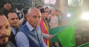 लालकुआं से बेंगलुरु ट्रेन को सांसद अजय भट्ट एवं विधायक मोहन बिष्ट ने संयुक्त रूपसे दिखाई हरी झंडी