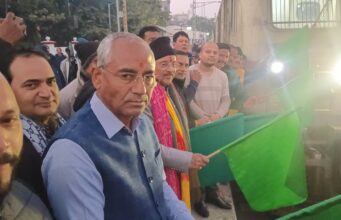 लालकुआं से बेंगलुरु ट्रेन को सांसद अजय भट्ट एवं विधायक मोहन बिष्ट ने संयुक्त रूपसे दिखाई हरी झंडी