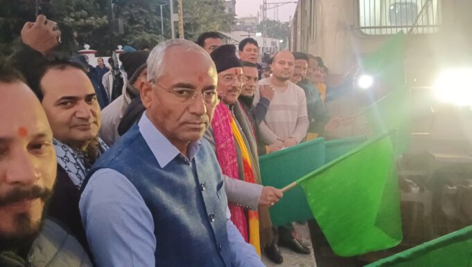 लालकुआं से बेंगलुरु ट्रेन को सांसद अजय भट्ट एवं विधायक मोहन बिष्ट ने संयुक्त रूपसे दिखाई हरी झंडी