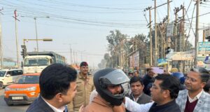 एआरटीओ परिवाहन विभाग द्वारा चलाये गए दुपहिया वाहन चालक जगरूकता अभियान मे विधायक शिव अरोरा ने राहगीरों को पहनाये हेलमेट! सड़क दुर्घटना से बचने के लिये हेलमेट लगाने को बताया अनिवार्य