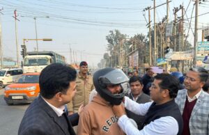 एआरटीओ परिवाहन विभाग द्वारा चलाये गए दुपहिया वाहन चालक जगरूकता अभियान मे विधायक शिव अरोरा ने राहगीरों को पहनाये हेलमेट! सड़क दुर्घटना से बचने के लिये हेलमेट लगाने को बताया अनिवार्य