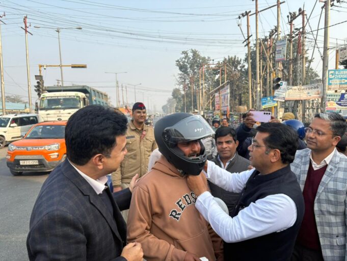 एआरटीओ परिवाहन विभाग द्वारा चलाये गए दुपहिया वाहन चालक जगरूकता अभियान मे विधायक शिव अरोरा ने राहगीरों को पहनाये हेलमेट! सड़क दुर्घटना से बचने के लिये हेलमेट लगाने को बताया अनिवार्य