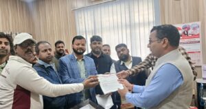 पत्रकारों के उत्पीड़न और फर्जी मुकदमों के खिलाफ कुमाऊं युवा प्रेस क्लब ने भरी हुंकारए डीएम के माध्यम से मुख्यमंत्री को भेजा ज्ञापनपु लिसिया बर्बरता और फर्जी मुकदमों पर जताई कड़ी नाराजगी