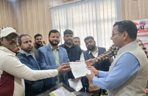 पत्रकारों के उत्पीड़न और फर्जी मुकदमों के खिलाफ कुमाऊं युवा प्रेस क्लब ने भरी हुंकारए डीएम के माध्यम से मुख्यमंत्री को भेजा ज्ञापनपु लिसिया बर्बरता और फर्जी मुकदमों पर जताई कड़ी नाराजगी