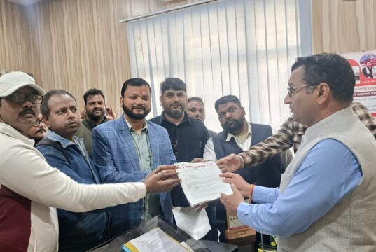 पत्रकारों के उत्पीड़न और फर्जी मुकदमों के खिलाफ कुमाऊं युवा प्रेस क्लब ने भरी हुंकारए डीएम के माध्यम से मुख्यमंत्री को भेजा ज्ञापनपु लिसिया बर्बरता और फर्जी मुकदमों पर जताई कड़ी नाराजगी