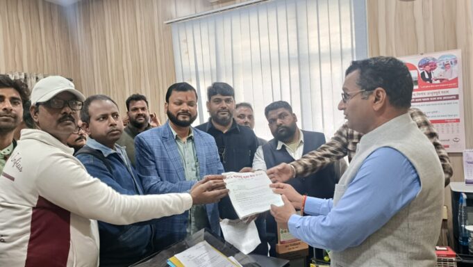 पत्रकारों के उत्पीड़न और फर्जी मुकदमों के खिलाफ कुमाऊं युवा प्रेस क्लब ने भरी हुंकारए डीएम के माध्यम से मुख्यमंत्री को भेजा ज्ञापनपु लिसिया बर्बरता और फर्जी मुकदमों पर जताई कड़ी नाराजगी