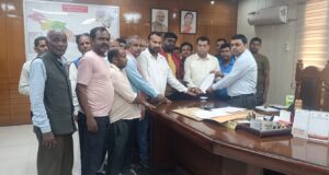 दशकों से बसे महतोष दुकानदारों के हटाये जाने के दर्द को समझते हुऐ विधायक शिव अरोरा ने जिला अधिकारी से की मुलाक़ात