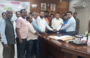 दशकों से बसे महतोष दुकानदारों के हटाये जाने के दर्द को समझते हुऐ विधायक शिव अरोरा ने जिला अधिकारी से की मुलाक़ात