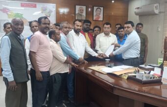 दशकों से बसे महतोष दुकानदारों के हटाये जाने के दर्द को समझते हुऐ विधायक शिव अरोरा ने जिला अधिकारी से की मुलाक़ात