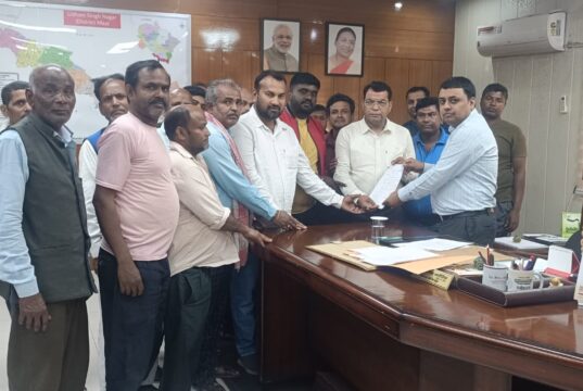 दशकों से बसे महतोष दुकानदारों के हटाये जाने के दर्द को समझते हुऐ विधायक शिव अरोरा ने जिला अधिकारी से की मुलाक़ात