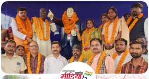 पूर्व विधायक राजेश शुक्ला ने ब्लॉक प्रमुख रीना गौतम के साथ ग्राम लोहरी गंगापुर में अंबेडकर पार्क का लोकार्पण, बाबा साहब की प्रतिमा का अनावरण किया