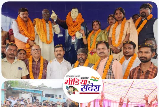 पूर्व विधायक राजेश शुक्ला ने ब्लॉक प्रमुख रीना गौतम के साथ ग्राम लोहरी गंगापुर में अंबेडकर पार्क का लोकार्पण, बाबा साहब की प्रतिमा का अनावरण किया